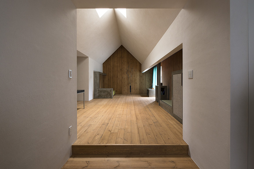 Деревянная отделка в интерьере современного маленького дома