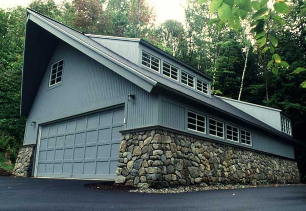 Двухэтажный гараж со вставками из натурального камня