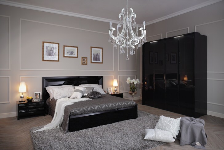 Уютная и стильная спальная комната в стиле хай-тек, выполненная в светло-серых тонах, с контрастной черной мебелью.