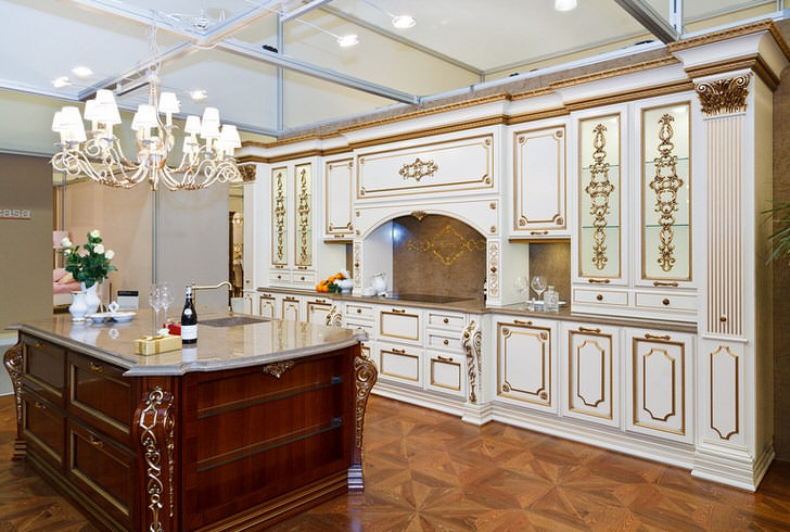 Изящная мебель в интерьере гостиной стиля барокко.