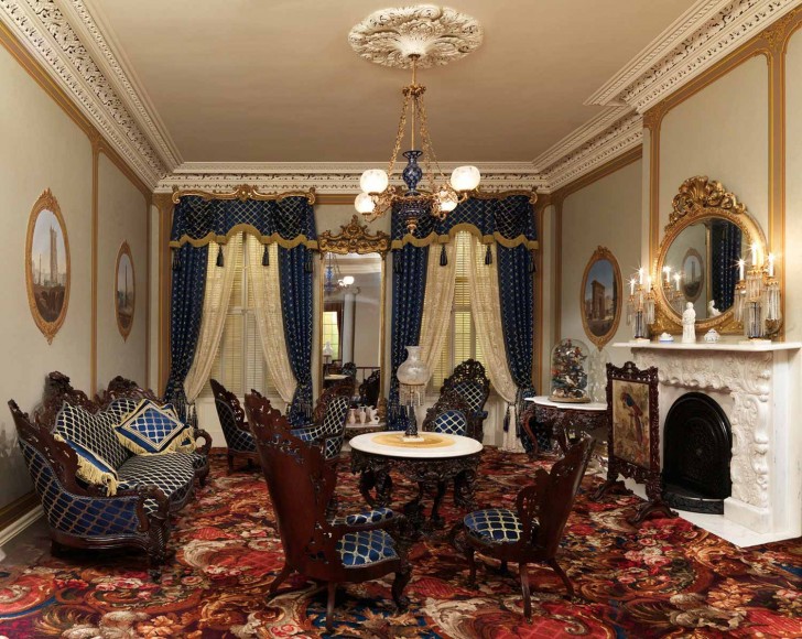 Отличный пример выбора мебели для гостиной в стиле барокко.