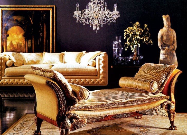 Гостиная в стиле барокко с правильно подобранным декором. Стена за диваном украшена большой картиной в золотой рамке. Внимание также привлекает старинная статуя.