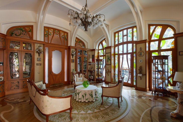 Гостиная в большом доме испанской семьи оформлена в модерн стиле. Уютная комната для вечерних посиделок в кругу друзей или семьи.
