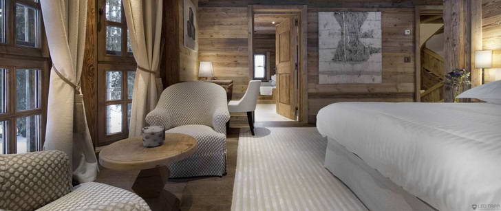 В спальне в стиле альпийский шале кровать, которая напоминает воздушную перину.