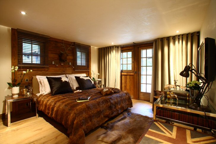 В большей степени для отделки спальни использовалось дерево благородного темно-коричневого цвета.