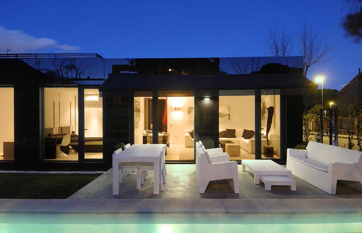 Стильный дизайн модульного дома органично смотрится с правильно оформленным двором. 