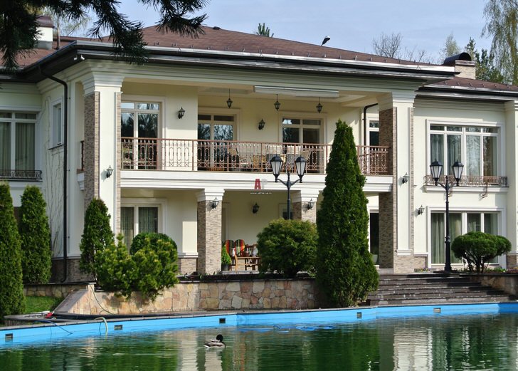Двор дома в средиземноморском стиле украшен искусственным прудом. Идеальное оформление загородных участков. 