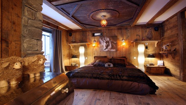 Роскошная спальня в стиле шале позволяет расслабиться в "объятиях" дикой природы. Для отделки максимально используются натуральные материалы. 