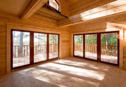 гостиная дома с панорамными окнами