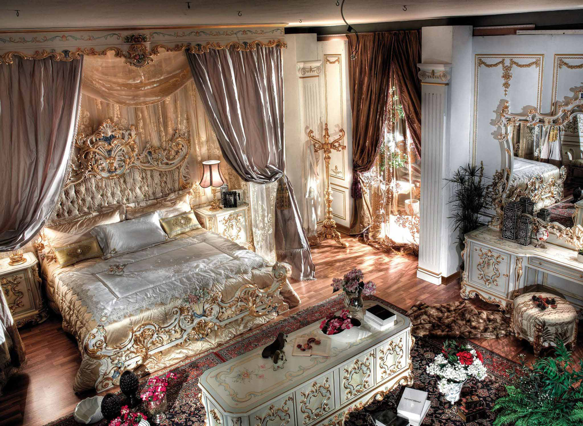 Роскошный декор в интерьере спальни в стиле барокко