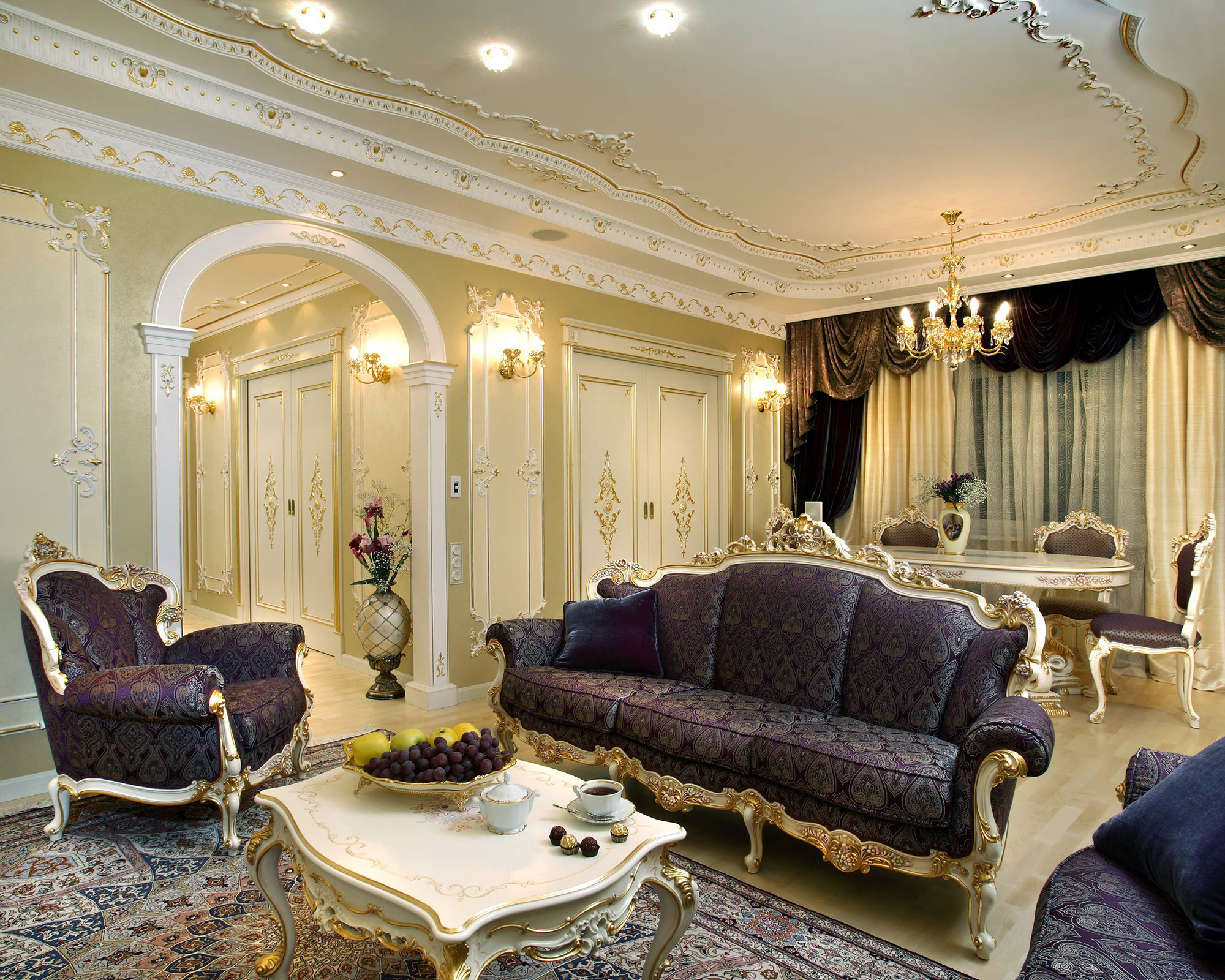 Золотисто-фиолетовая мебель в гостиной в стиле барокко