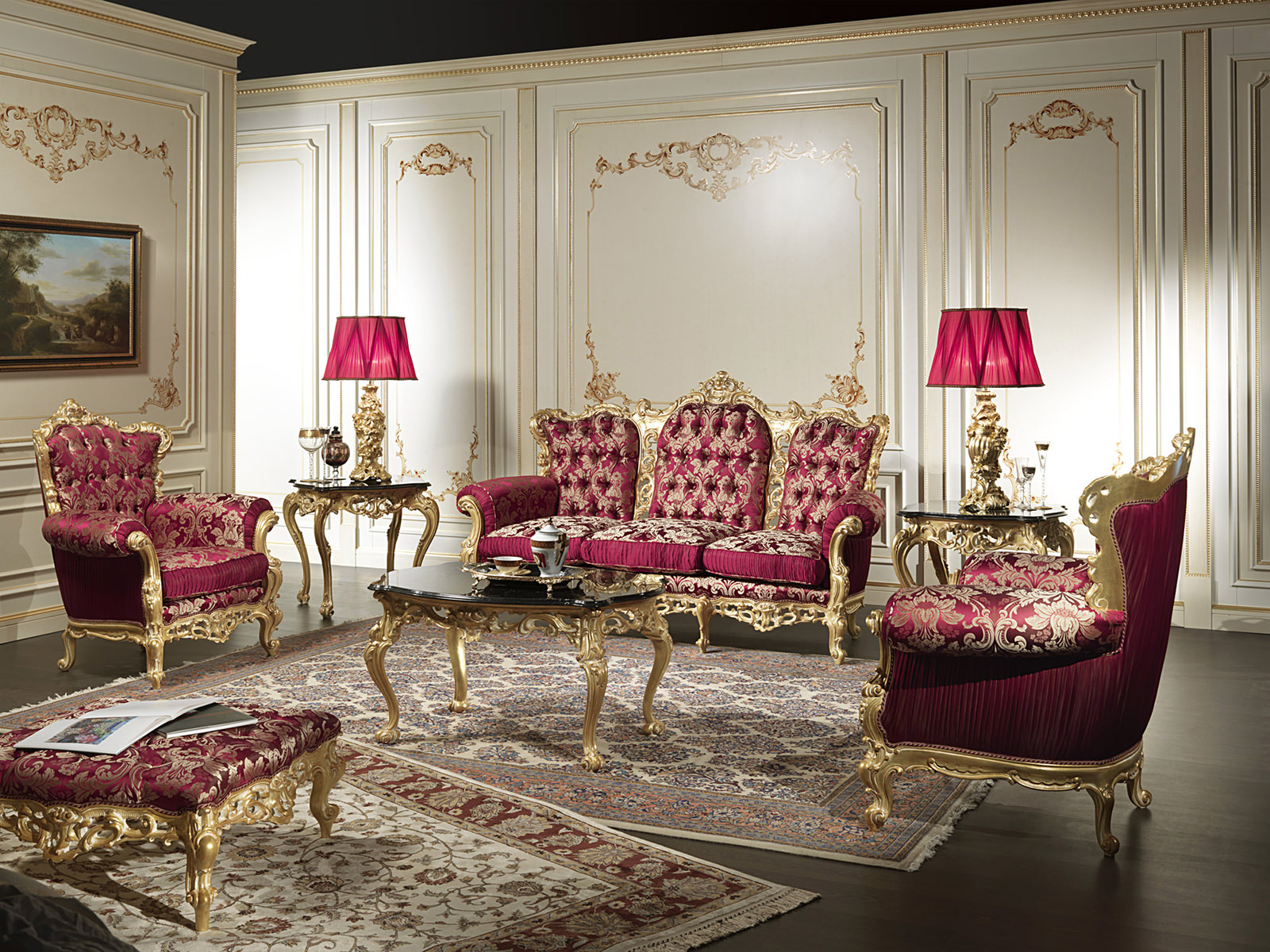 Золотисто-красная мебель в гостиной в стиле барокко