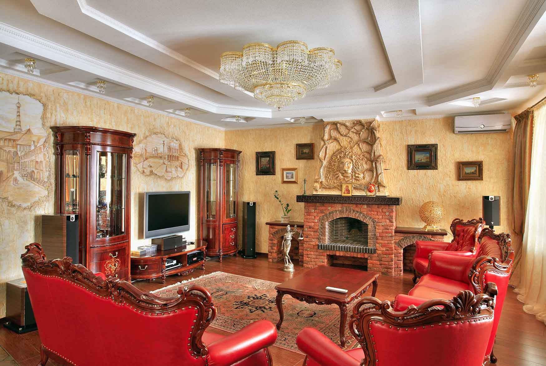 Бежевый, красный и белый цвета в интерьере гостиной в стиле барокко