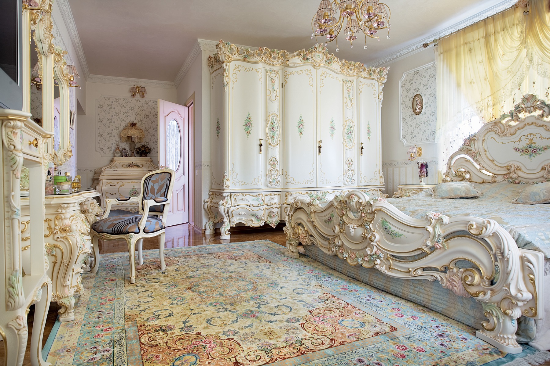 Большая спальня в стиле барокко