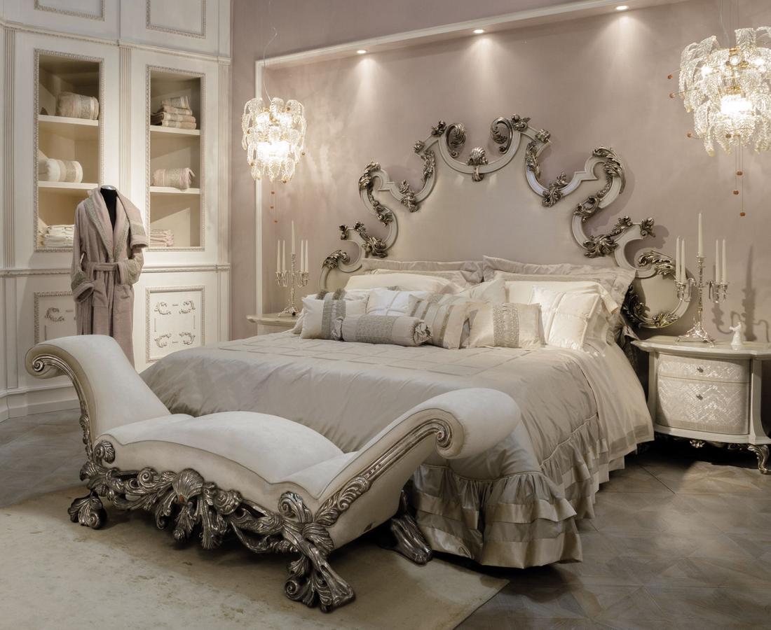 Современная спальня в пастельных тонах в стиле барокко