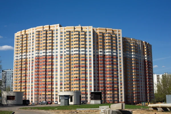 Вид спереди новых современных многоэтажных жилых кирпичное здание — стоковое фото