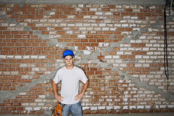 Молодой рабочий-строитель — стоковое фото