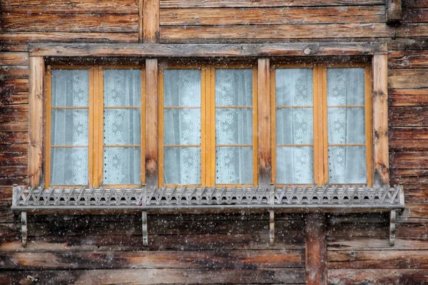 Традиционное окно зимой из Австрии — стоковое фото
