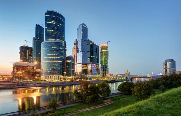 Москва Сити (Московский Международный деловой центр) в ночное время — стоковое фото