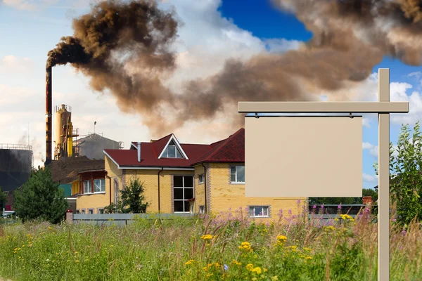 Трубный завод загрязняющих дома — стоковое фото
