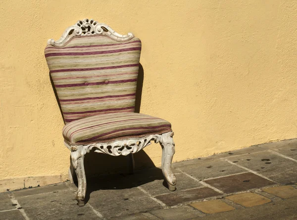 Старый стул в стиле барокко — стоковое фото