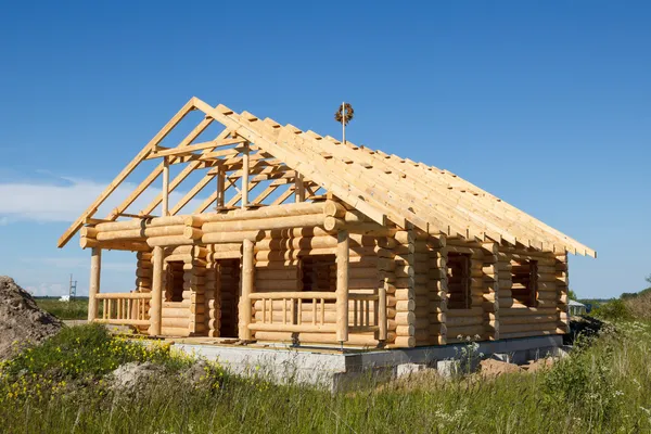 Дом построен из бревен — стоковое фото