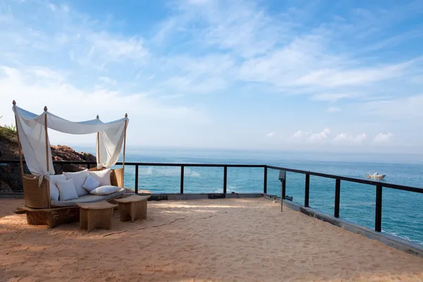 Шезлонг на берегу моря в курортном отеле в Индии Керала государства — стоковое фото