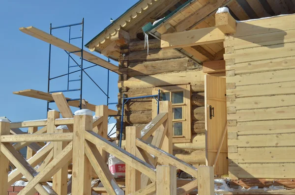 Строительство деревянных зданий сделано из пиломатериалов — стоковое фото