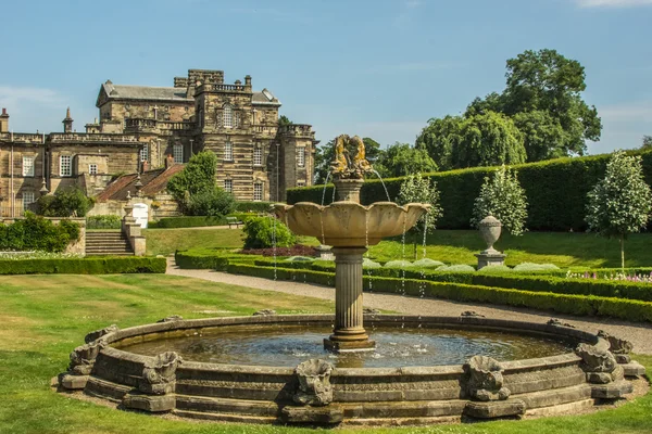 Английский величественный дом и сад — стоковое фото