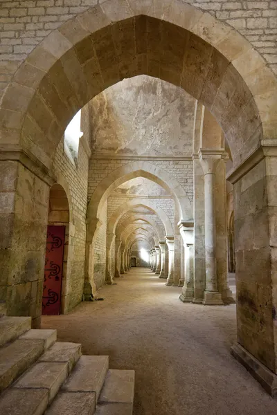 Старый интерьер колоннами выстрелил в Аббатство Фонтене в Бургундии, Франция — стоковое фото