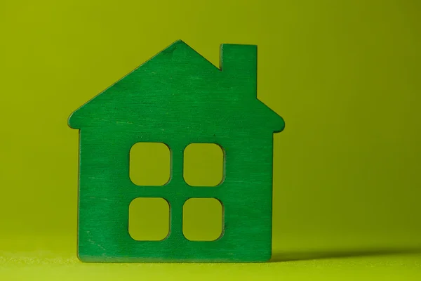 Деревянный дом на зеленый — стоковое фото