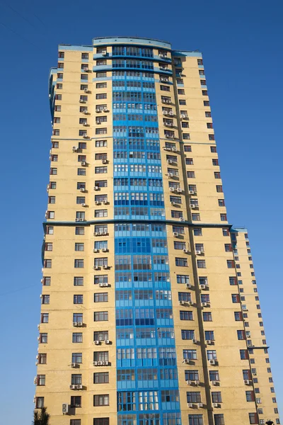 Высокий желтый Современное многоэтажное здание — стоковое фото