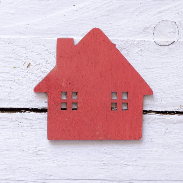Деревянный дом красный игрушка — стоковое фото