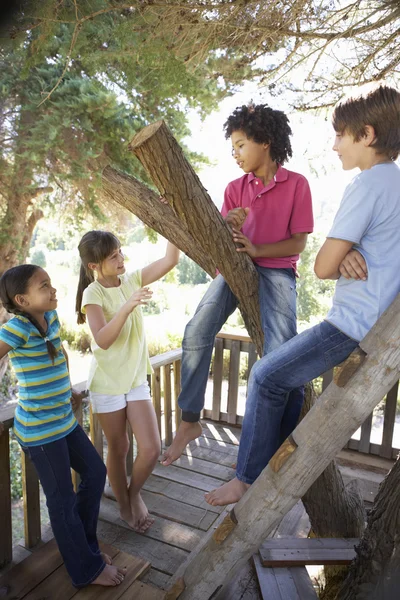 Группа детей, висит в домике на дереве — стоковое фото