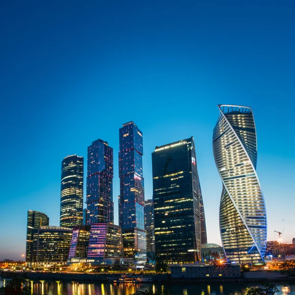 Здания комплекса города Москвы небоскребов на вечер в МО — стоковое фото