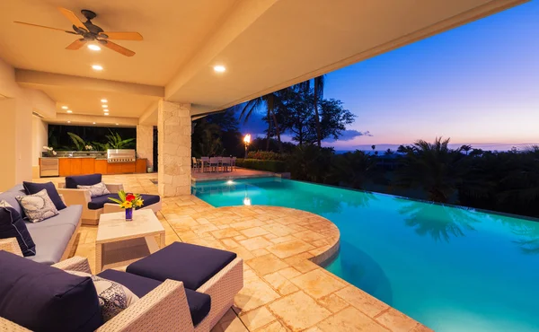 Роскошный дом с бассейном на закате — стоковое фото