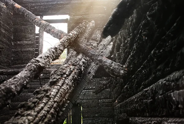 Вниз сожженный деревянный дом — стоковое фото