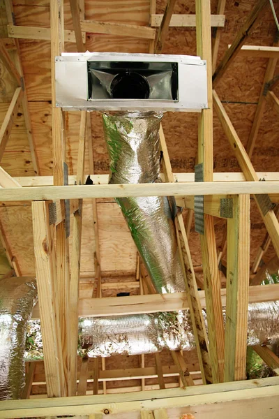Откройте Ac Отопление Вентиляция и труб в потолке нового дома — стоковое фото