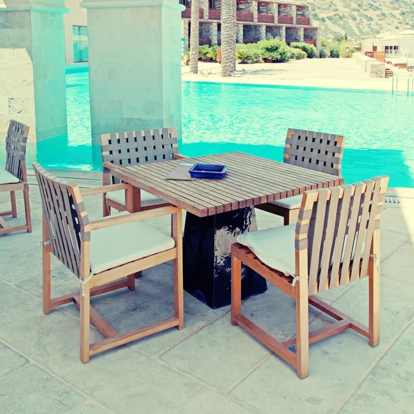 Летняя терраса отеля с бассейном и открытый furniture(greece) — стоковое фото