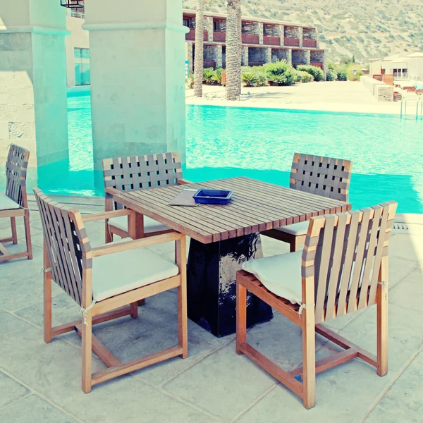 Летняя терраса отеля с бассейном и открытый furniture(greece) — стоковое фото