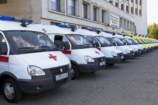 Машины скорой помощи возле здания правительства Вологодской области, Россия — стоковое фото