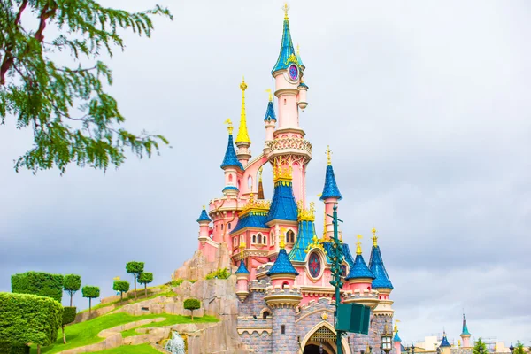 Замечательный волшебный замок принцессы в Диснейленде — стоковое фото