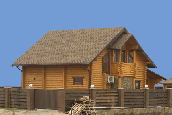 Новый бревенчатый дом — стоковое фото