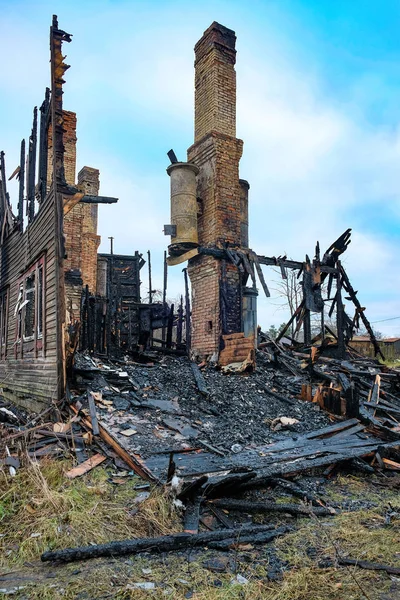 Сожгли частный дом — стоковое фото