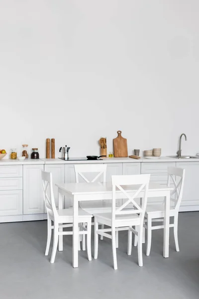 Обеденный Стол Современной Кухне Белым Кирпичных Стен — стоковое фото