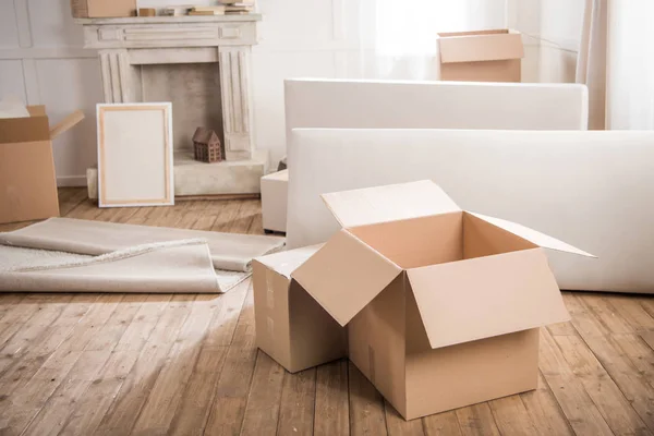 Картонные коробки в пустой комнате — стоковое фото