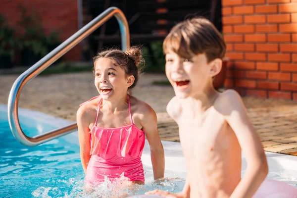 Emotional Little Siblings Swimming Swimming Pool Together Summer Day — стоковое фото
