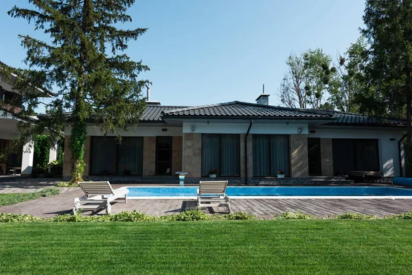 View Modern House Poolside Sunbeds Green Lawn — стоковое фото