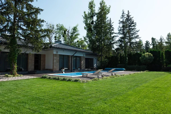 View Modern House Green Lawn Poolside Sunbeds — стоковое фото