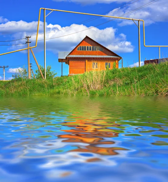 Коттедж на берегу озера — стоковое фото